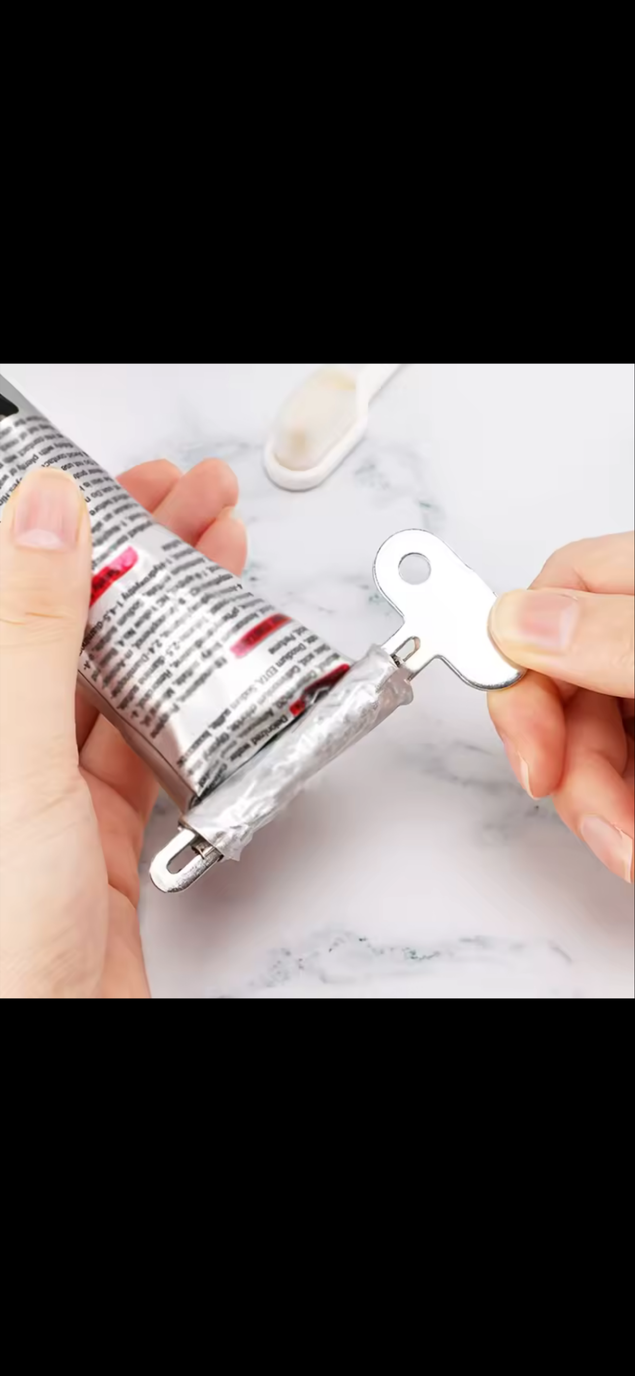 🔥 Squeezer 3.0 – Never Waste a Drop! 🪥💆‍♀️

✅ Works with all types of toothpaste & creams
✅ Perfect for home, hotels, travel, flights & vacations ✈️👜
✅ Keeps your products neat and prevents waste

💡 Why you’ll love it:
	•	Extract every last drop – sa