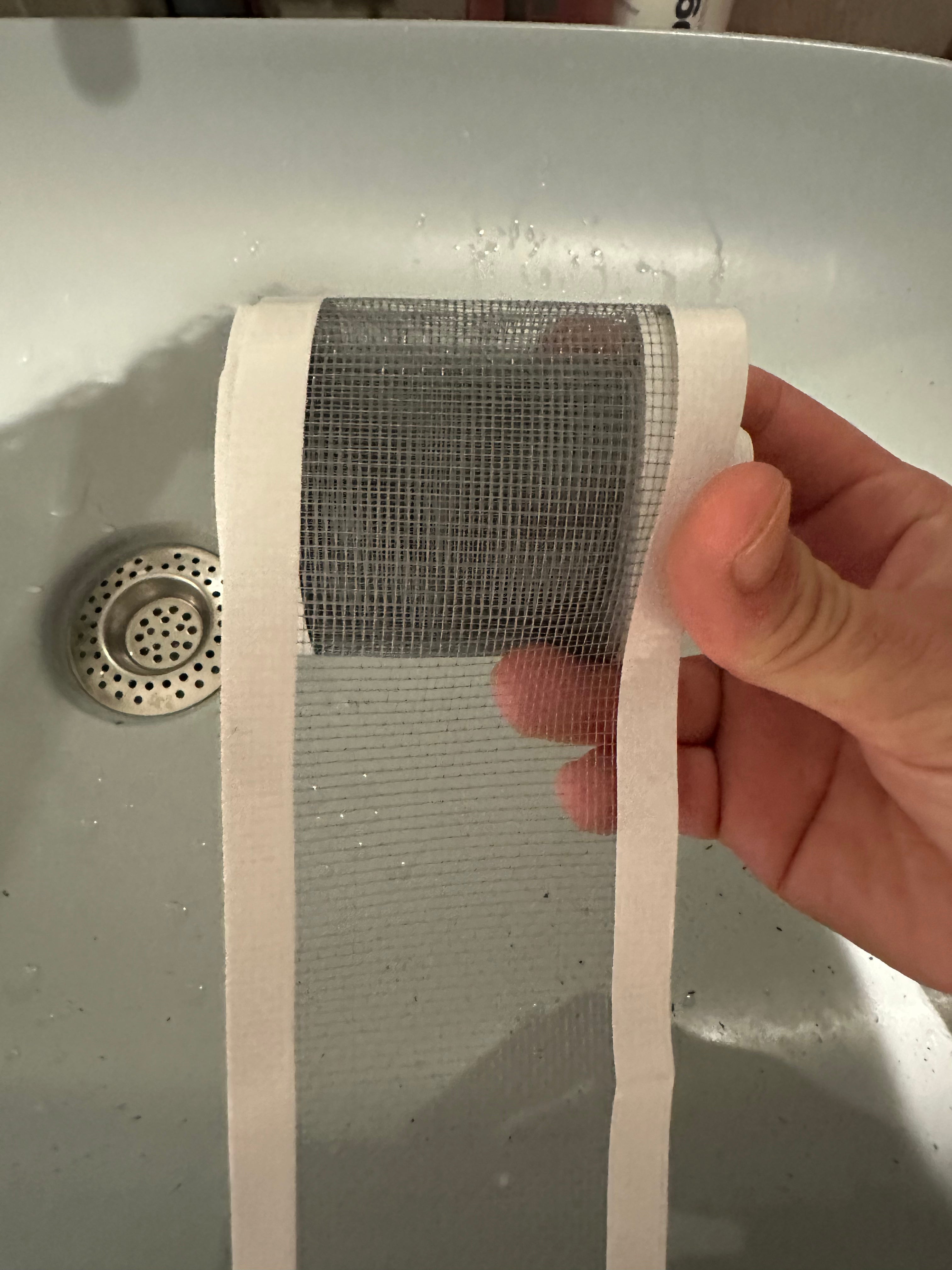Smart Drain Roll – 10m | Stop Clogs, Odors & Insects

✔ Fits sinks, showers & tubs – ideal for restaurants, cafes & hotels
✔ Prevents hair & dirt buildup
✔ Blocks unpleasant odors
✔ Keeps insects out
✔ Hygienic, single-use & easy to cut “